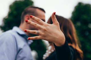 Po pierścionek z dziewczyną. Jak oświadczają się Polacy? Romantyzm schodzi na boczny tor