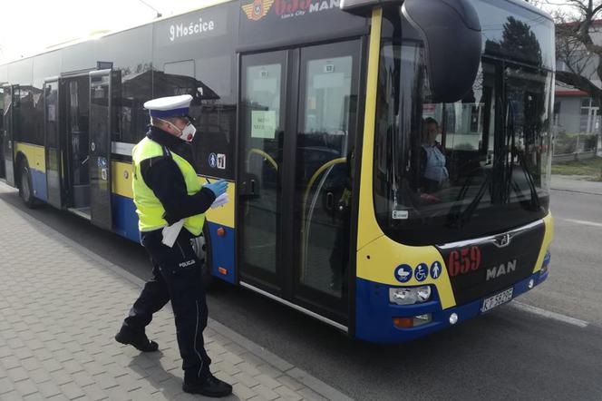 Tarnowscy policjanci kontrolują miejskie autobusy. Nie chodzi o sprawdzanie biletów! [ZDJĘCIA]