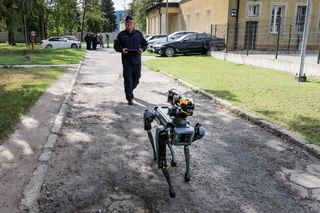 Robopies odwiedził i ćwiczył z warszawskimi policjantami