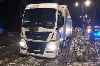 ŁÓDŹ: Był tak pijany, że pomylił drogę! TIR JECHAŁ TORAMI tramwajowymi!