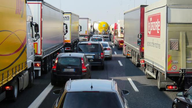 Wypadek na Broniewskiego w stronę Marek! Utrudnienia na trasie