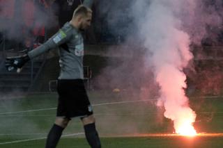 Dziury wypalone w murawie, powyrywane krzesełka, zdewastowane łazienki: Stadion Wisły po meczu z Sandecją [ZDJĘCIA, AUDIO, WIDEO]