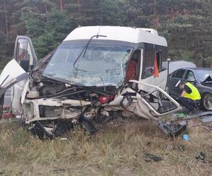 Tragiczny finał wypadku pod Toruniem. Bus zmasakrowany, kierowca nie żyje. Wielu poszkodowanych