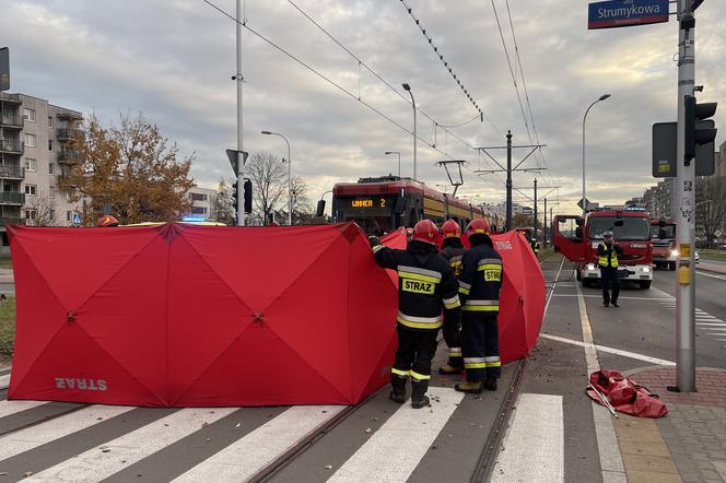 Poważny wypadek na Białołęce. Auto zmiecione przez tramwaj