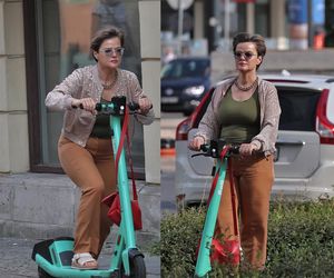 Monika Richardson pędzi na hulajnodze