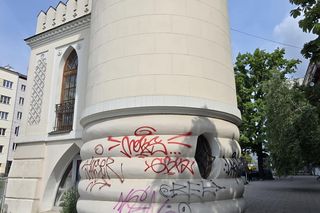 Grafficiarze zniszczyli kolejny zabytek w Warszawie. Koszty finansowe są ogromne