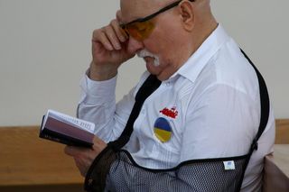 Lech Wałęsa z ręką na temblaku poszedł do kościoła. Na koszuli Matka Boska i flaga Ukrainy
