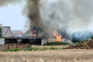 Duże straty po pożarze stodoły w Krzepielowie niedaleko Sławy [ZDJĘCIA]