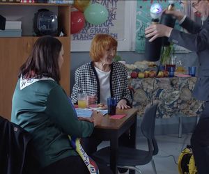 M jak miłość, po wakacjach. Adam Werner (Jacek Kopczyński), Krysia (Hanna Mikuć), pani Ola (Ewa Kolasińska)