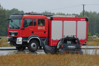 Blochy: Dramat na drodze. Dachował Smartem, wypadł przez okno na asfalt. Nie żyje