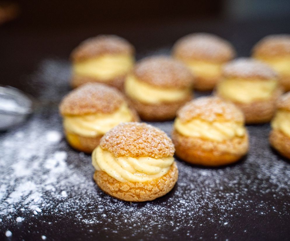 Jak zrobić ciasto ptysiowe? Jak upiec ptysie albo eklerki?