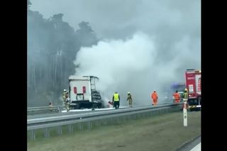 Pożar na S5 koło Leszna. Zapaliła się naczepa z artykułami papierowymi