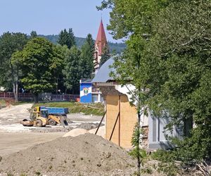 Stronie Śląskie niemal rok po powodzi. Jak wygląda dziś miejsce, gdzie pękła tama? 