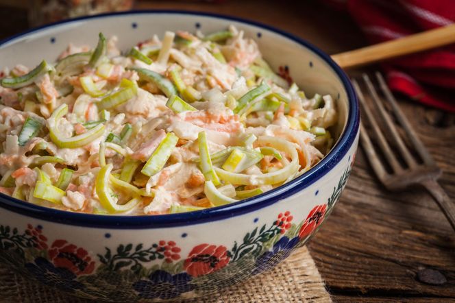 Surówka z pora do obiadu - z marchewką i jabłkiem. Smak podkręcony ogórkiem kiszonym