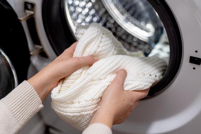 Jak prać w pralce wełniane swetry, by ich nie zniszczyć? Dodaj ten jeden składnik z kuchni 