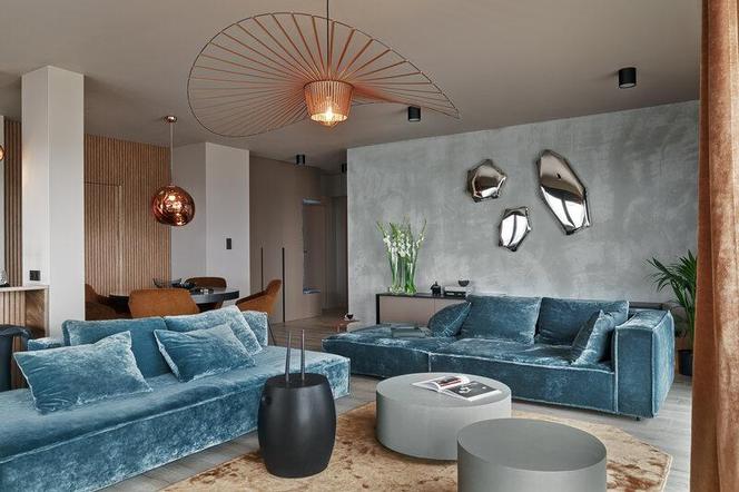 Mieszkanie z widokiem na morze. W środku biało-beżowa kuchnia z miedzianymi dodatkami