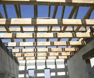 Więźba dachowa bez błędów. Jak sprawdzić zamówione drewno i skontrolować pracę cieśli przy montażu więźby?