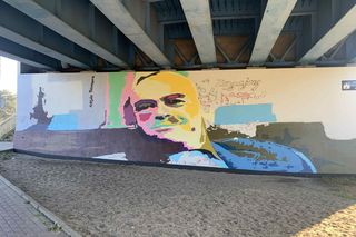 Nowy mural w Bydgoszczy. Stanisław Tym upamiętniony w przestrzeni miejskiej