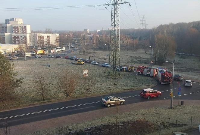 Wypadek w Katowicach. Na ul. Bażantów czołowo zderzyły się dwa samochody