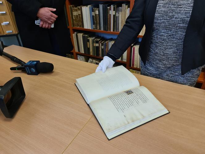 Premier Morawiecki i minister Gliński chcą przekazać Węgrom XV - wieczny manuskrypt w celu pogłębienia relacji polsko - węgierskich