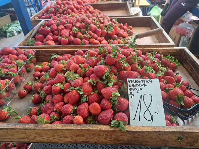 Ceny truskawek na Starym Kleparzu w Krakowie