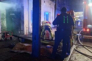 Policjanci wskoczyli w ogień, aby ratować mężczyznę z płonącego domu