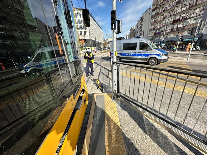 Metalowa belka przebiła tramwaj i nogę pasażera. Poszkodowany trafił do szpitala