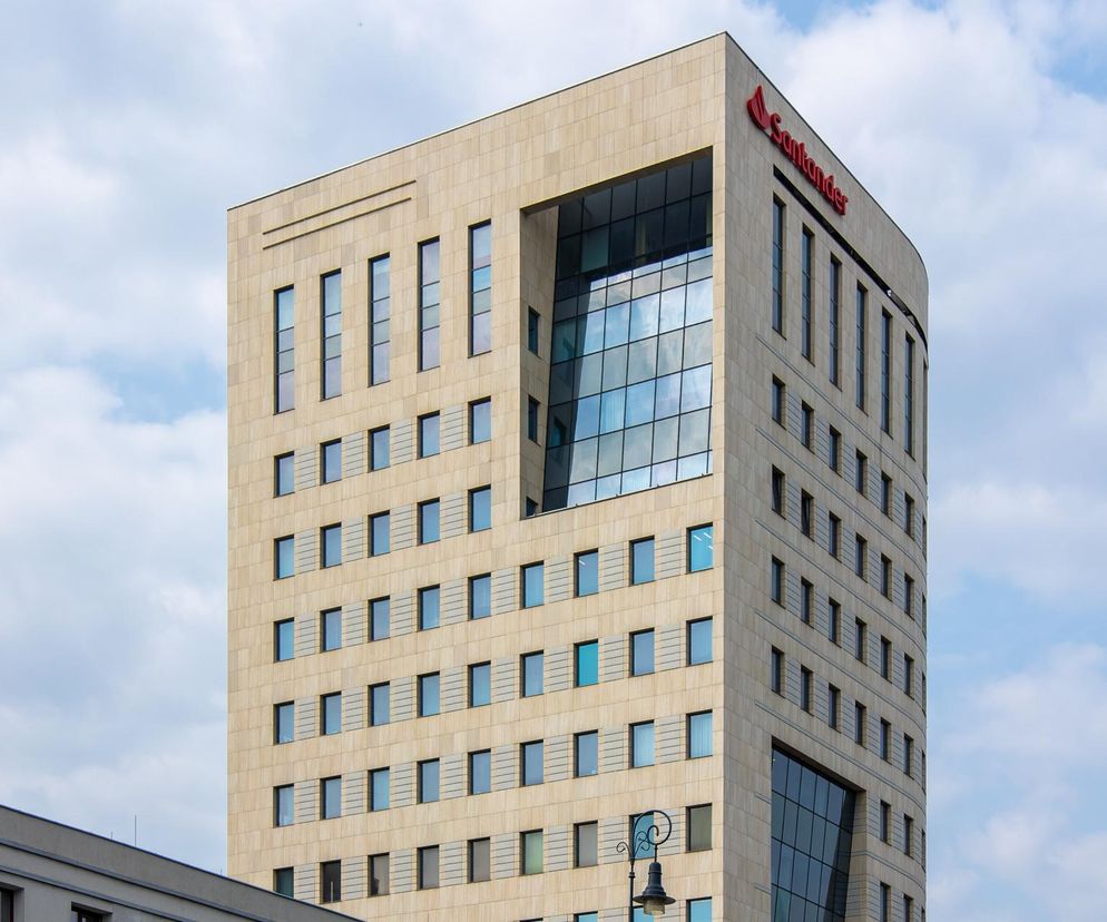 Roztańczony biurowiec naprzeciw Ogrodu Saskiego