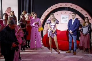 Cleo sprzedaje kosmetyki. Została konsultantką znanej marki