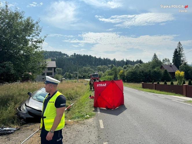 Makabryczny wypadek pod Żywcem. Kierowca zjechał z drogi i uderzył w przepust. Mężczyzna nie żyje 