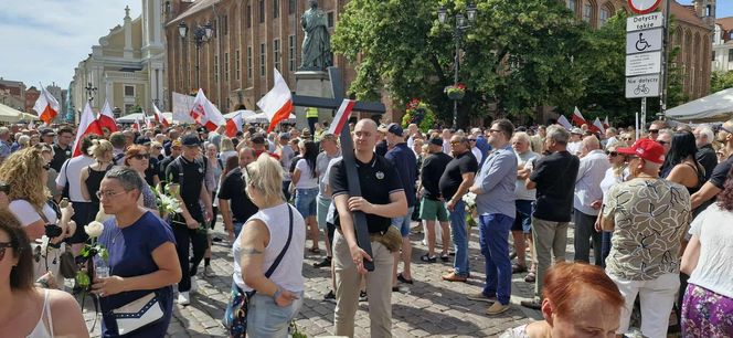 Marsz Milczenia dla Klaudii w Toruniu. „Niech nasza cisza przemówi głośniej niż słowa” [RELACJA NA ŻYWO]
