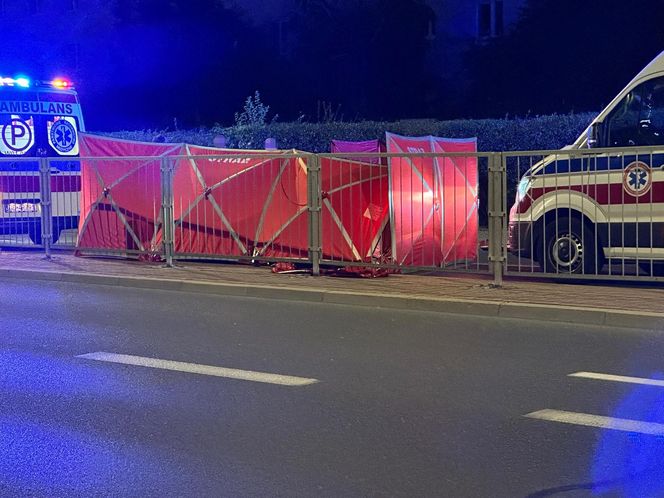 Makabryczny wypadek na Mokotowie. Motocyklista zderzył się z autem i wpadł na parking