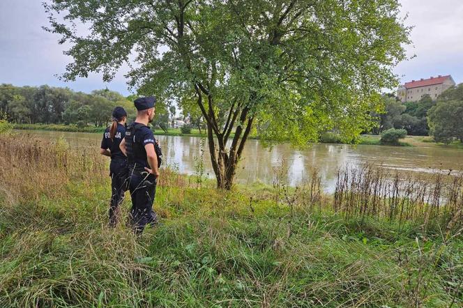 Policjanci monitorują rzeki na Podkarpaciu 