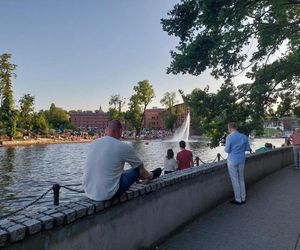 Tłumy bydgoszczan i turystów na Sterze na Bydgoszcz 2025. Emocji dostarczyły Wyścig butelkowy i popisy flyboardzistów [ZDJĘCIA]