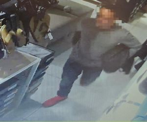 Chciał ukraść buty, a zostawił prezent dla policji. Geniusz kryminału zaliczył niezłą wpadkę