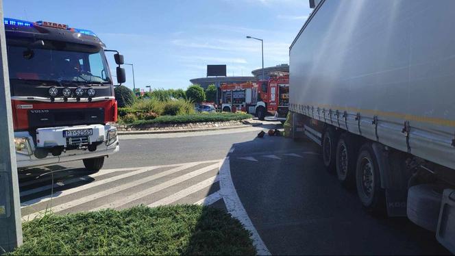 Zderzenie dwóch ciężarówek na Rondzie Gronowo w Lesznie 