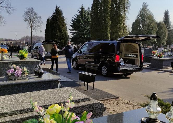Tłumy na pogrzebie trójki zamordowanych chłopców i morze łez na wspólnym grobie