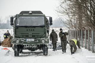 Płock. ALARM POWODZIOWY na Wiśle! Rzeka zalała DK nr 62! Na miejscu strażacy [ZDJĘCIA, RELACJA]