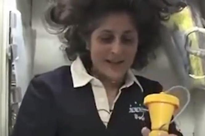 Jak astronauci robią siku? Instrukcja z kosmosu [VIDEO]