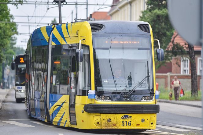Oddał mocz w toruńskim tramwaju. Wszystko się nagrało