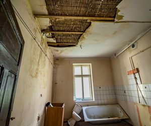 W takim stanie lokatorzy pozostawiają mieszkania komunalne w Olsztynie. Pokazano zdjęcia, burza w sieci