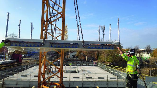 Montaż prefabrykowanej żelbetowej płyty balkonowej