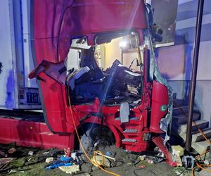 Ciężarówka wjechała w dom pod Siedlcami