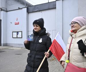 Oczekiwanie na wyjście ks. Michała Olszewskiego na wolność