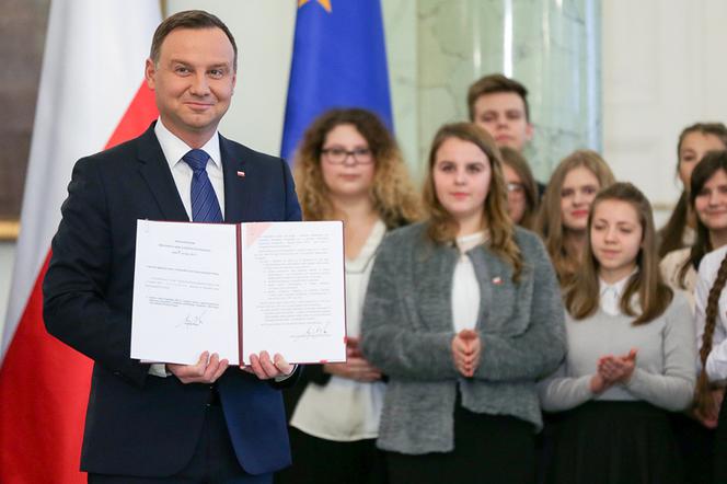 Prezydent podpisał ustawę ws. ulg na przejazdy dla uczniów polskich szkół za granicą