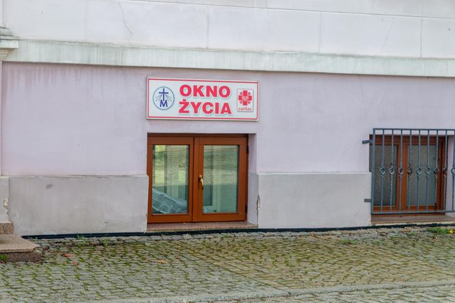 Trwa walka o życie dziecka z okna życia w Kielcach. Co mówią lekarze i sąd?