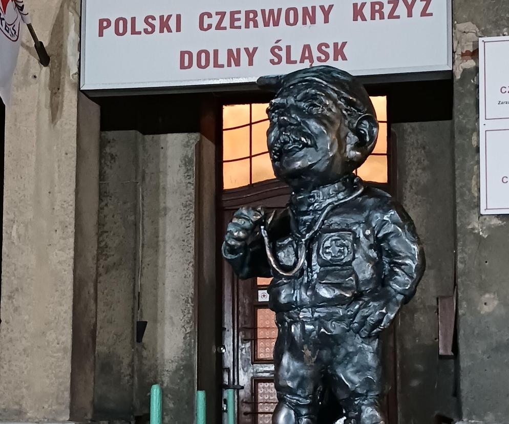 Kolejny krasnal stanął na ulicach Wrocławia. Wyróżnia zasługi Marka Brodzkiego 