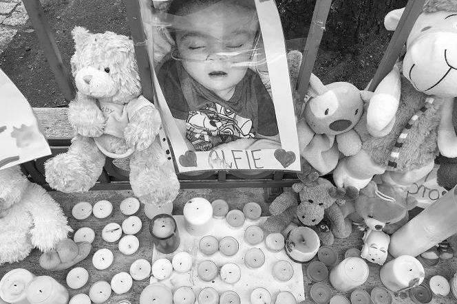 Alfie Evans nie żyje - 'Mój gladiator rzucił tarczę'