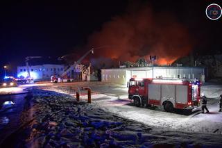 Gigantyczny pożar hali w Białej Rawskiej