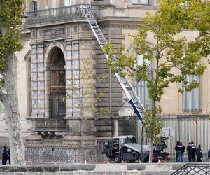 Skok stulecia w Luwrze! Królewskie klejnoty zniknęły w 7 minut. Policja znalazła sprzęt rabusiów i klejont